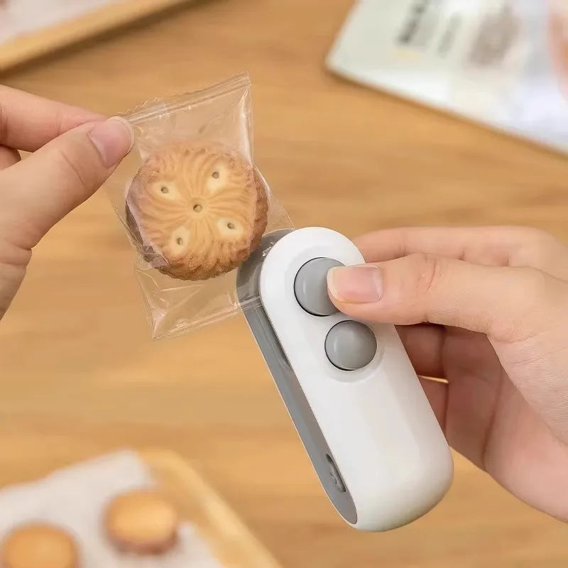 Rechargeable 2-in-1 Mini Plastic Heat Bag Sealer and Handheld Food Packaging Sealant Machine